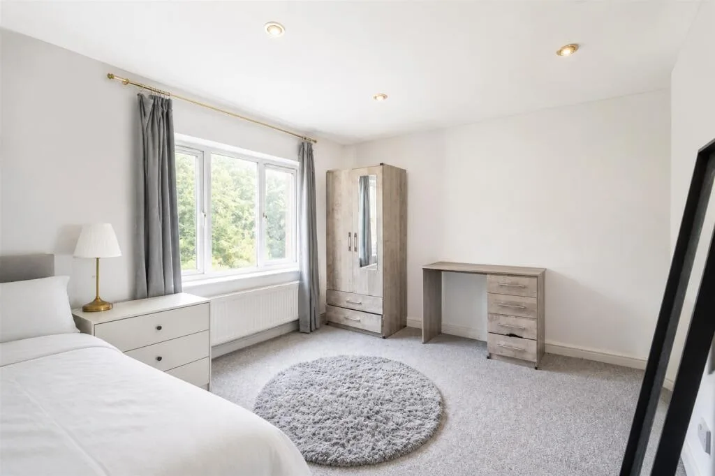 8 bedroom semi-detached house for rent