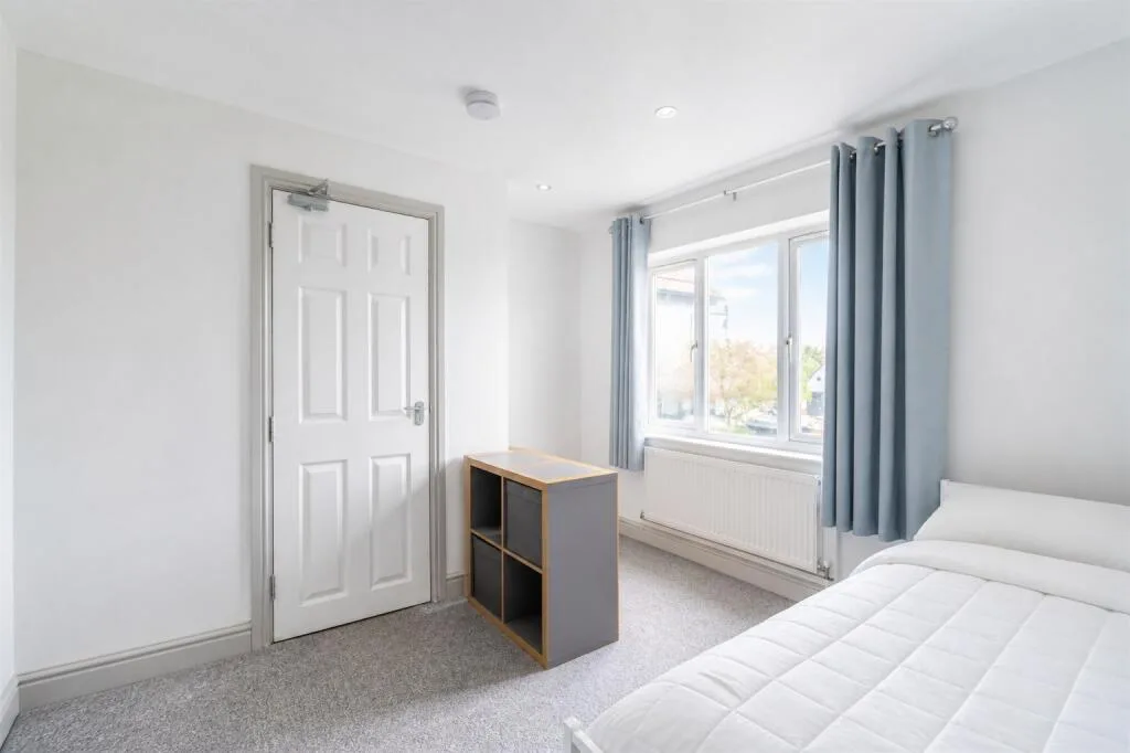 8 bedroom semi-detached house for rent