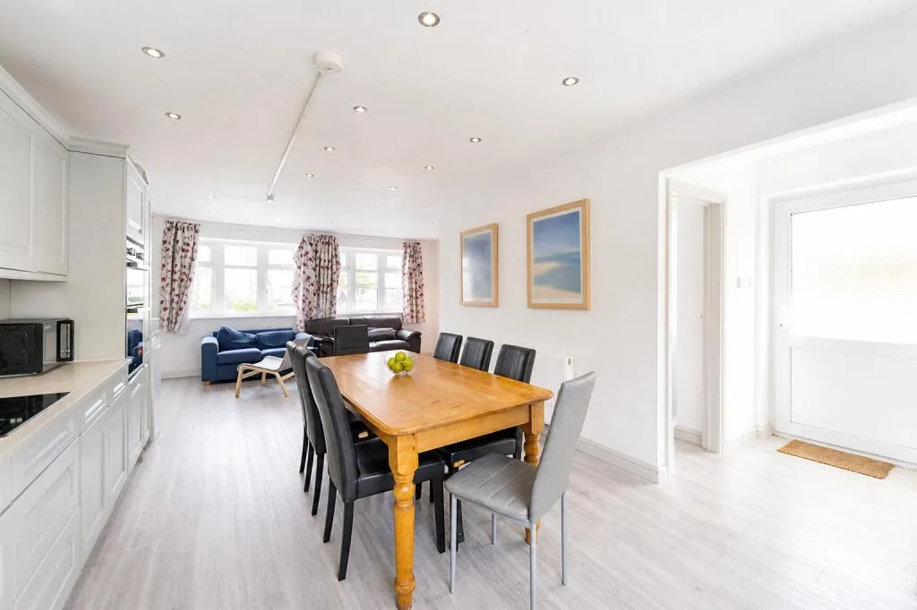 8 bedroom semi-detached house for rent