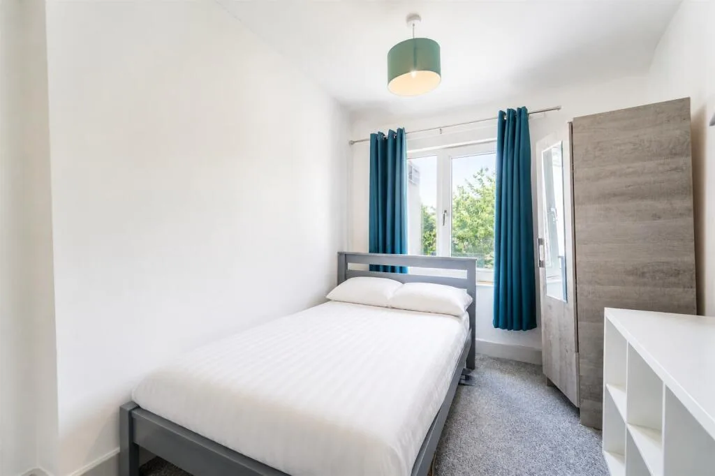 8 bedroom semi-detached house for rent