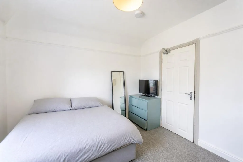 8 bedroom semi-detached house for rent