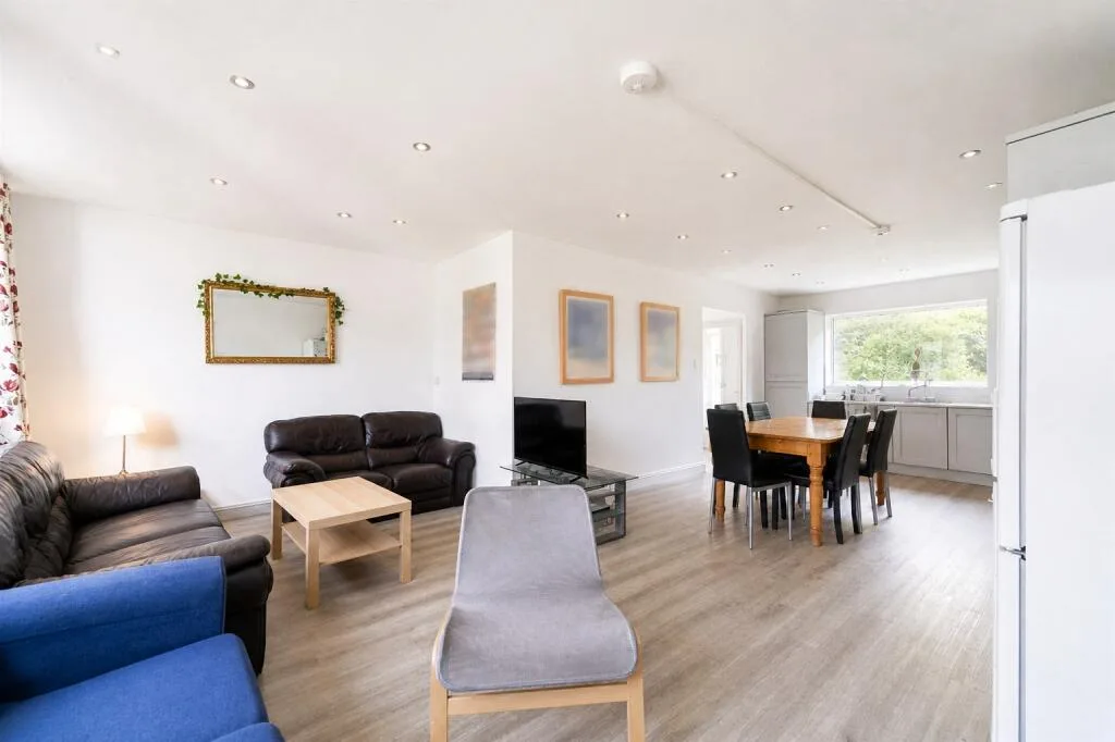 8 bedroom semi-detached house for rent