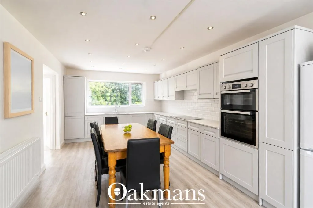 8 bedroom semi-detached house for rent