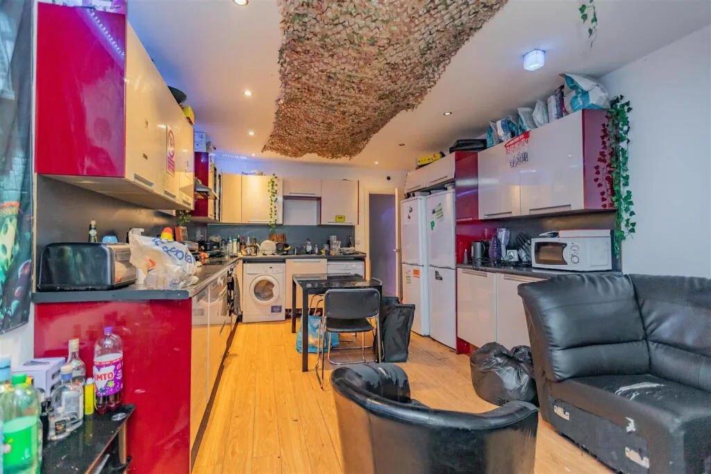 6 bedroom house for rent