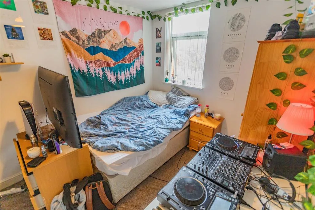 6 bedroom house for rent