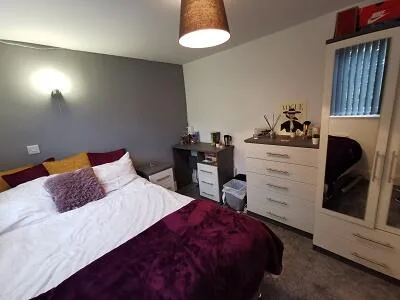 6 bedroom semi-detached house for rent