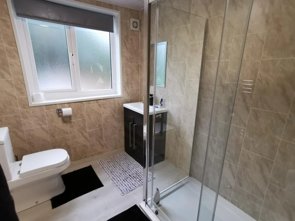6 bedroom semi-detached house for rent