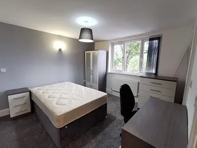 6 bedroom semi-detached house for rent