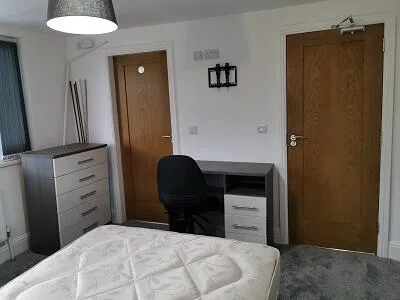 6 bedroom semi-detached house for rent