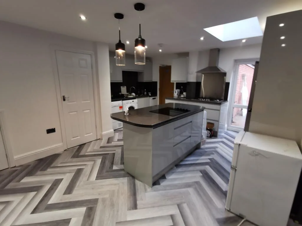 6 bedroom semi-detached house for rent