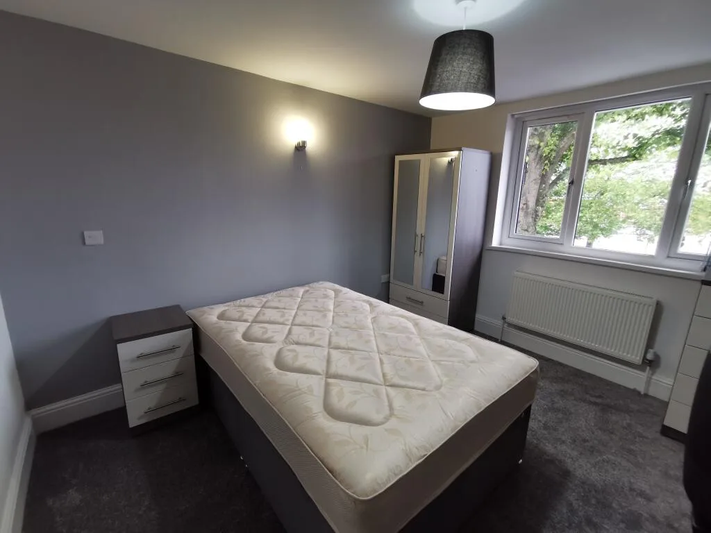 6 bedroom semi-detached house for rent