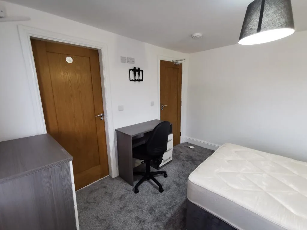 6 bedroom semi-detached house for rent