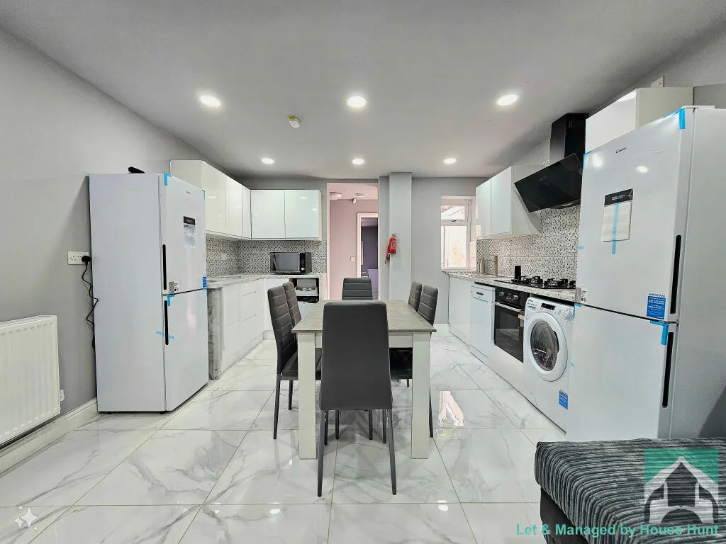 6 bedroom terraced house for rent