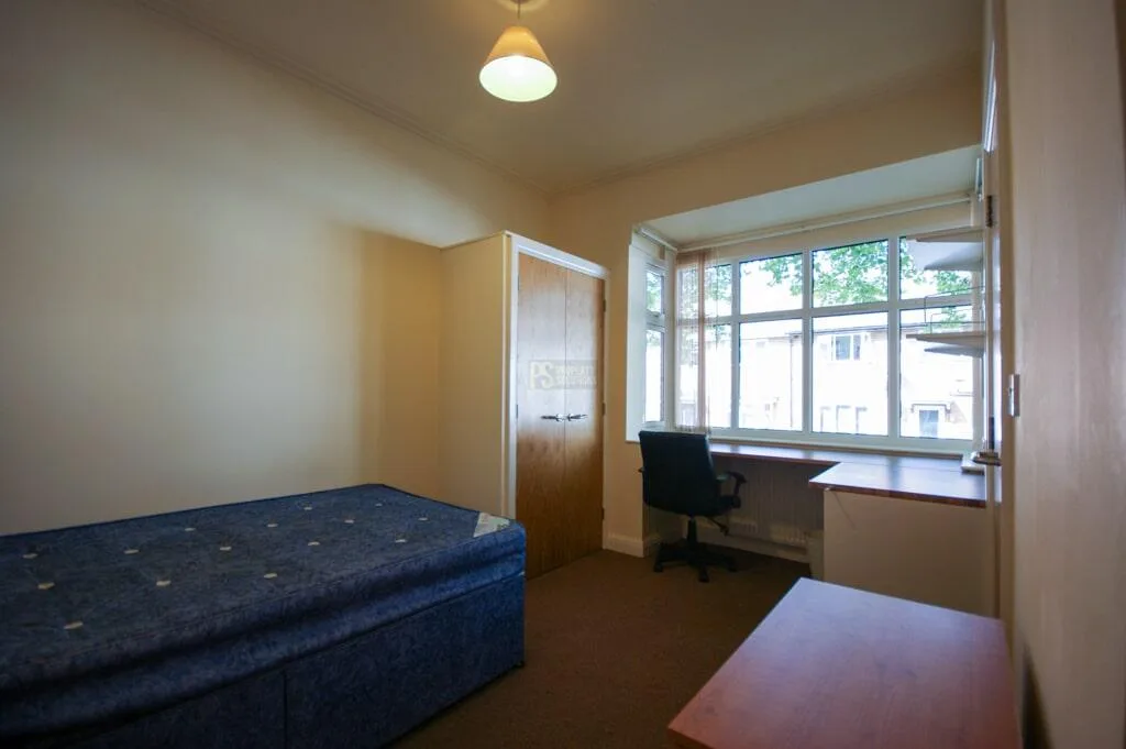 5 bedroom semi-detached house for rent