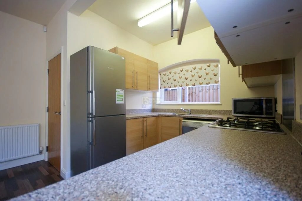 5 bedroom semi-detached house for rent