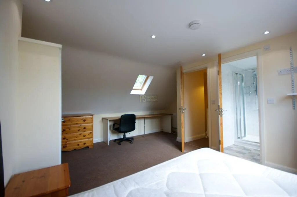 5 bedroom semi-detached house for rent