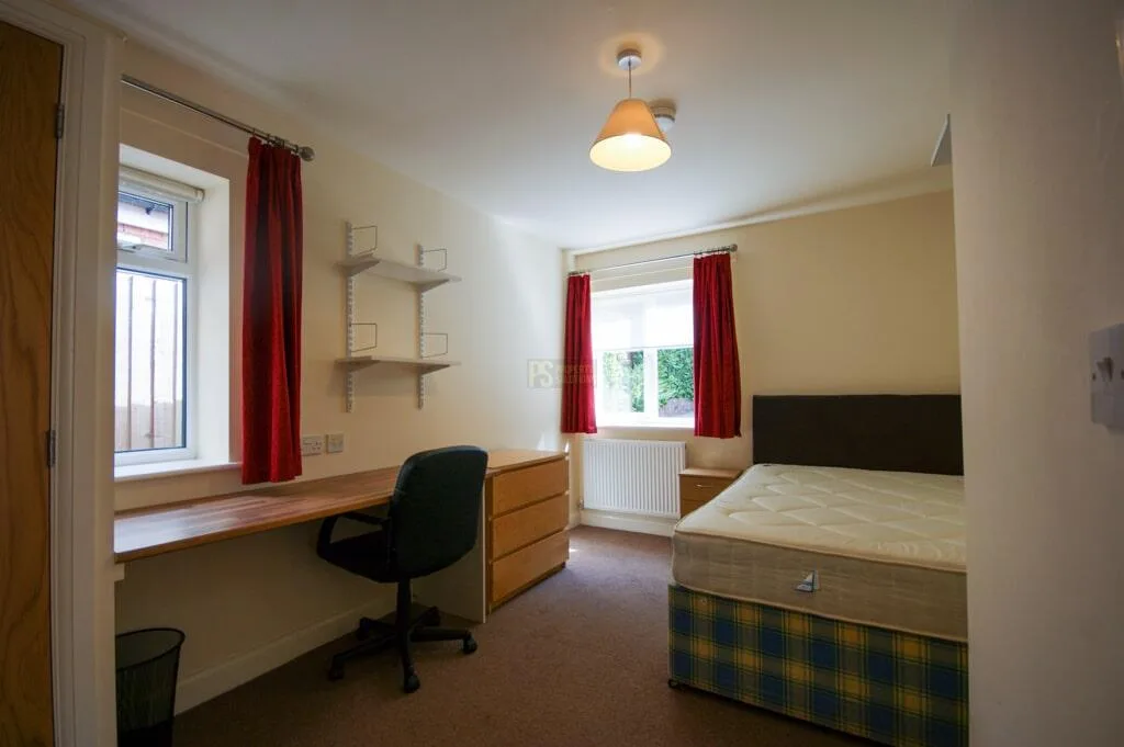5 bedroom semi-detached house for rent