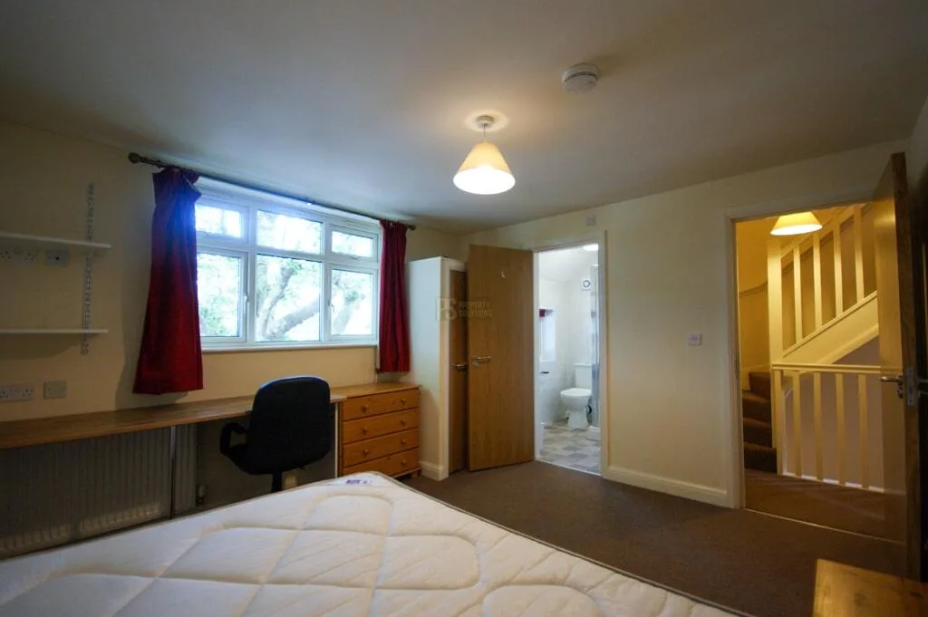 5 bedroom semi-detached house for rent