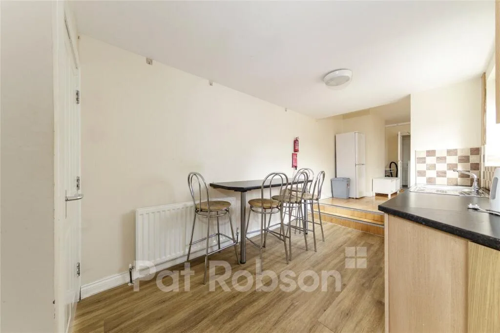 5 bedroom maisonette for rent