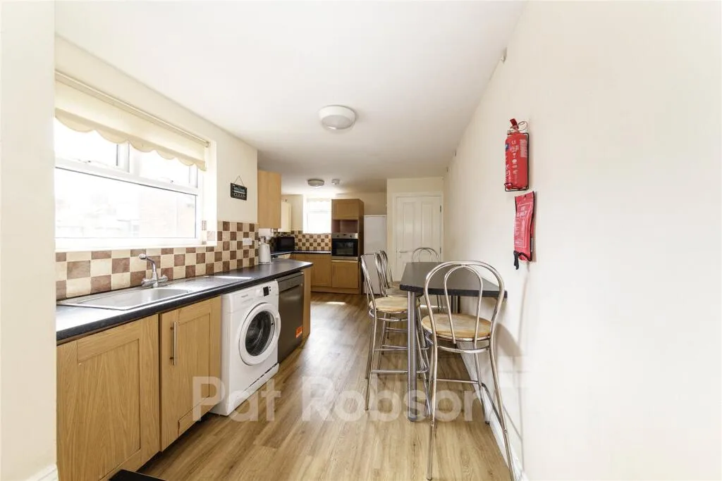 5 bedroom maisonette for rent