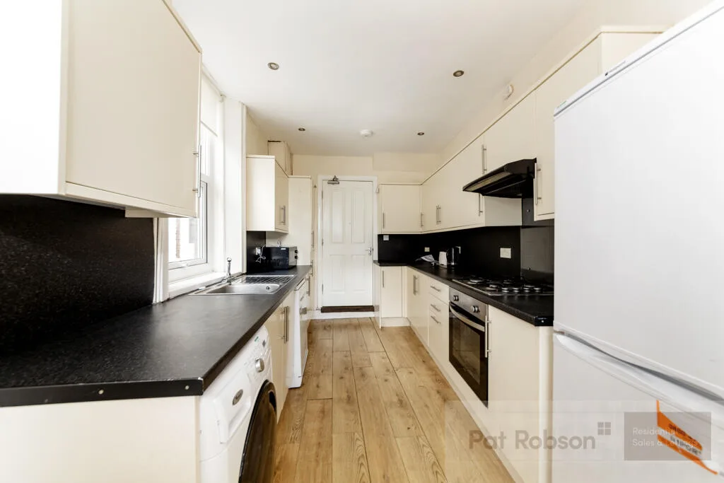 6 bedroom property for rent