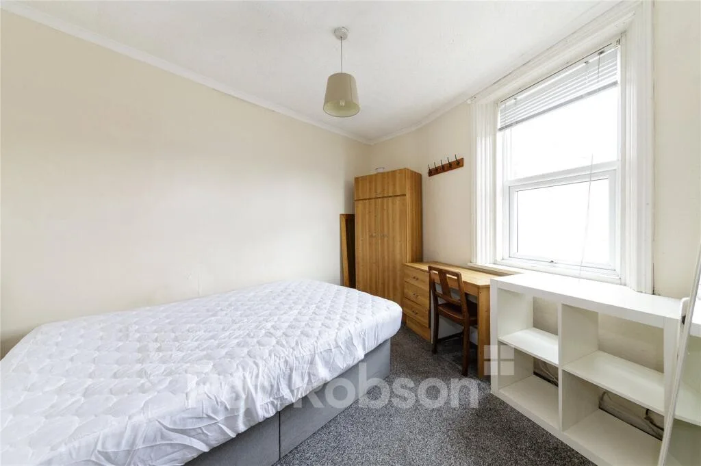 5 bedroom semi-detached house for rent