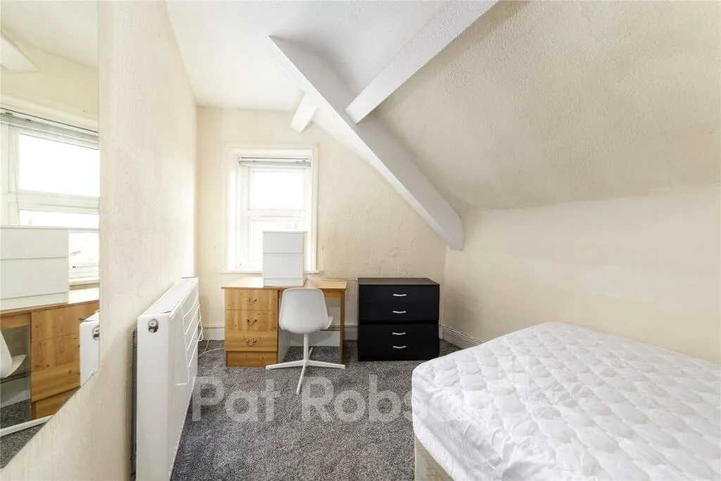 5 bedroom semi-detached house for rent