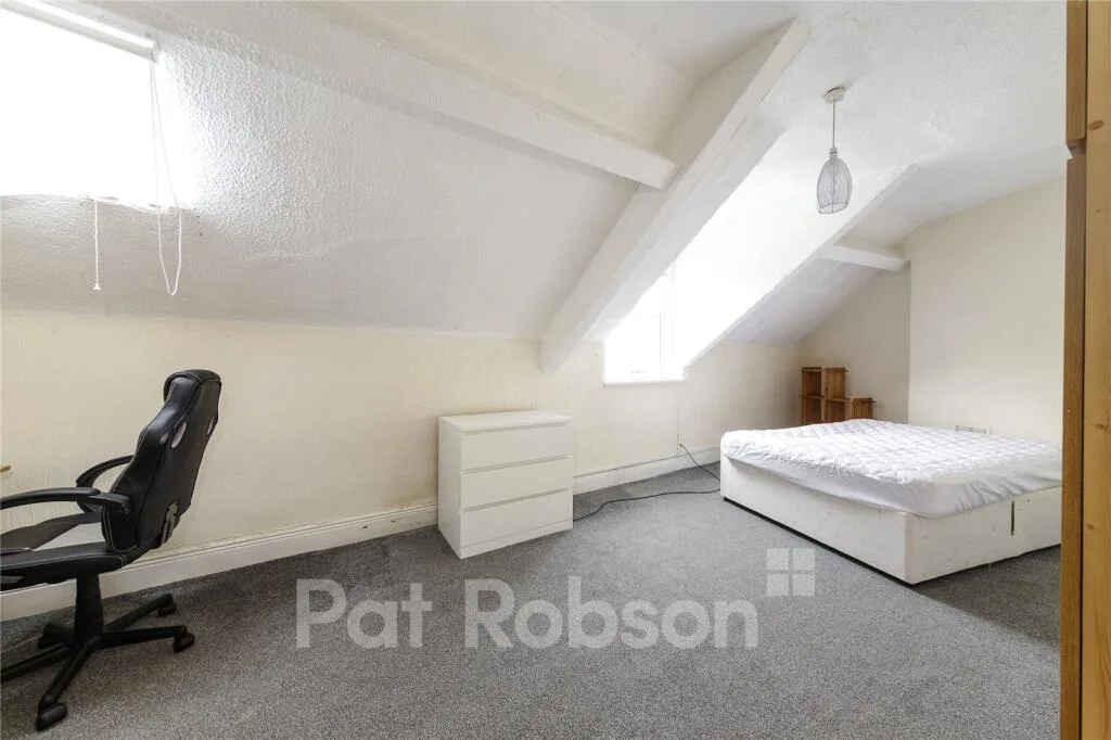 5 bedroom semi-detached house for rent
