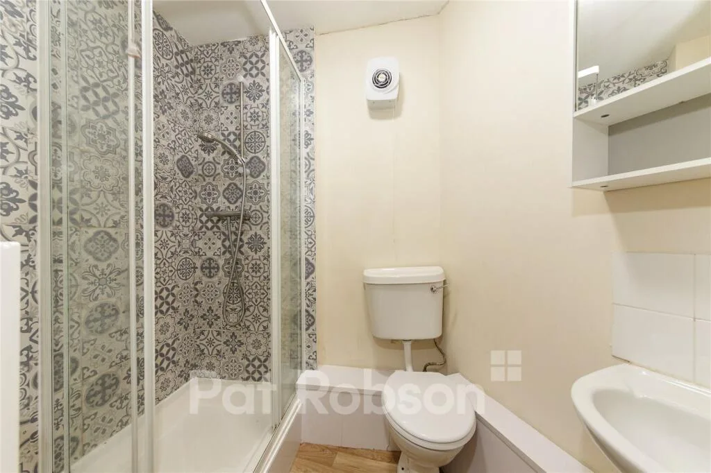 5 bedroom semi-detached house for rent