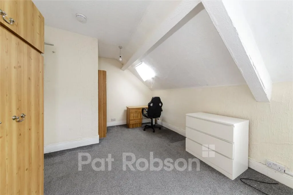 5 bedroom semi-detached house for rent