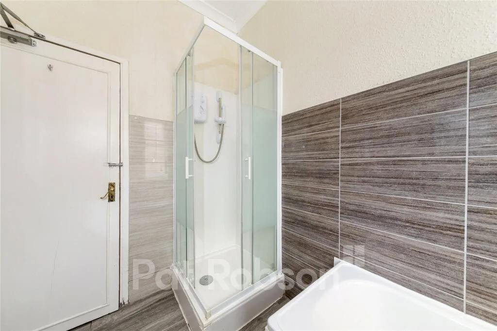 5 bedroom semi-detached house for rent