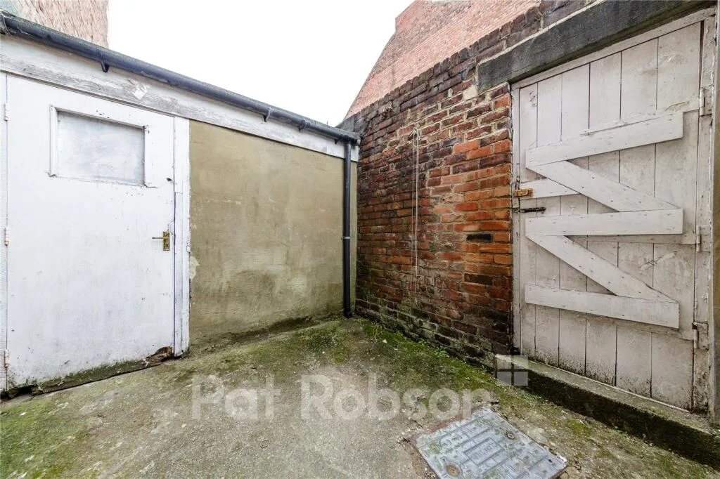 5 bedroom semi-detached house for rent