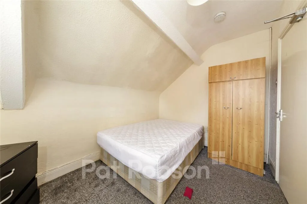 5 bedroom semi-detached house for rent