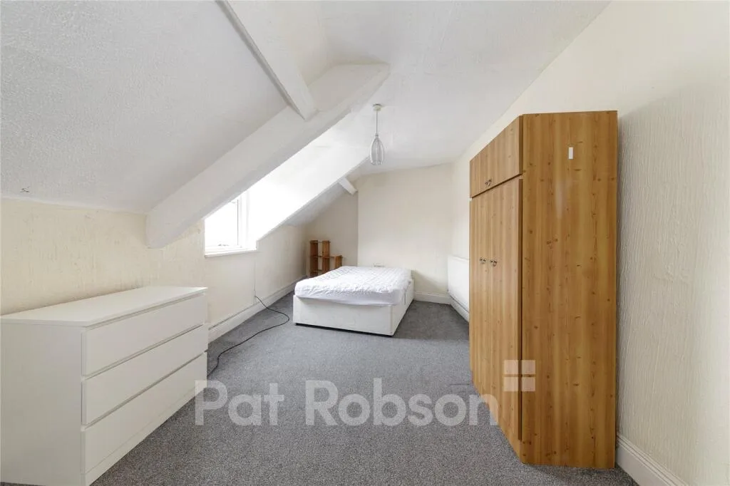 5 bedroom semi-detached house for rent