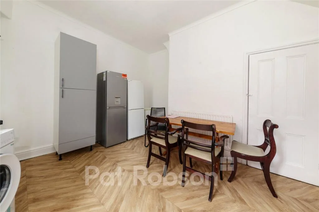 5 bedroom semi-detached house for rent