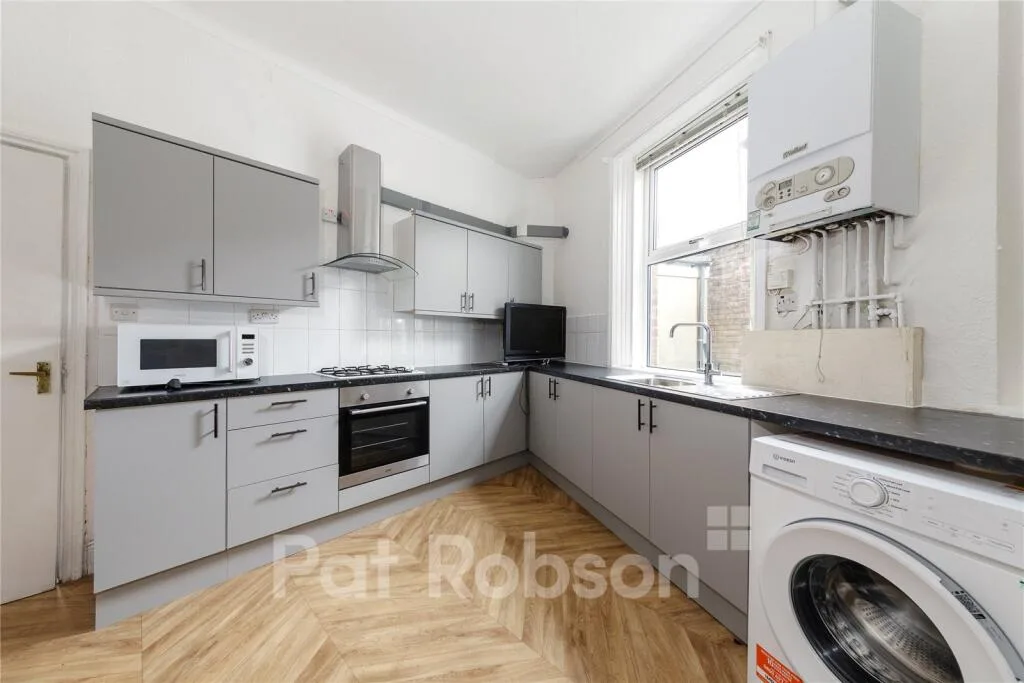5 bedroom semi-detached house for rent