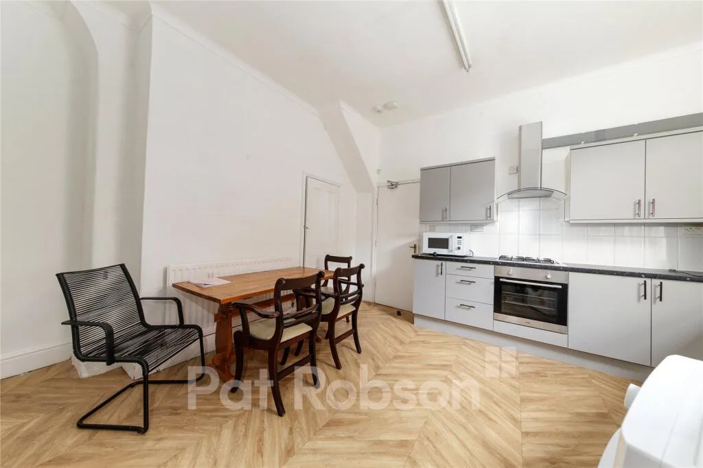 5 bedroom semi-detached house for rent