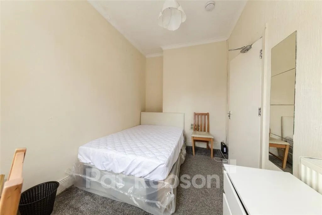 5 bedroom semi-detached house for rent