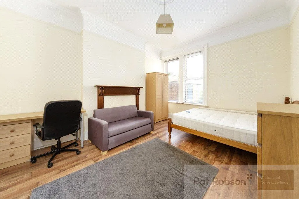5 bedroom terraced house for rent