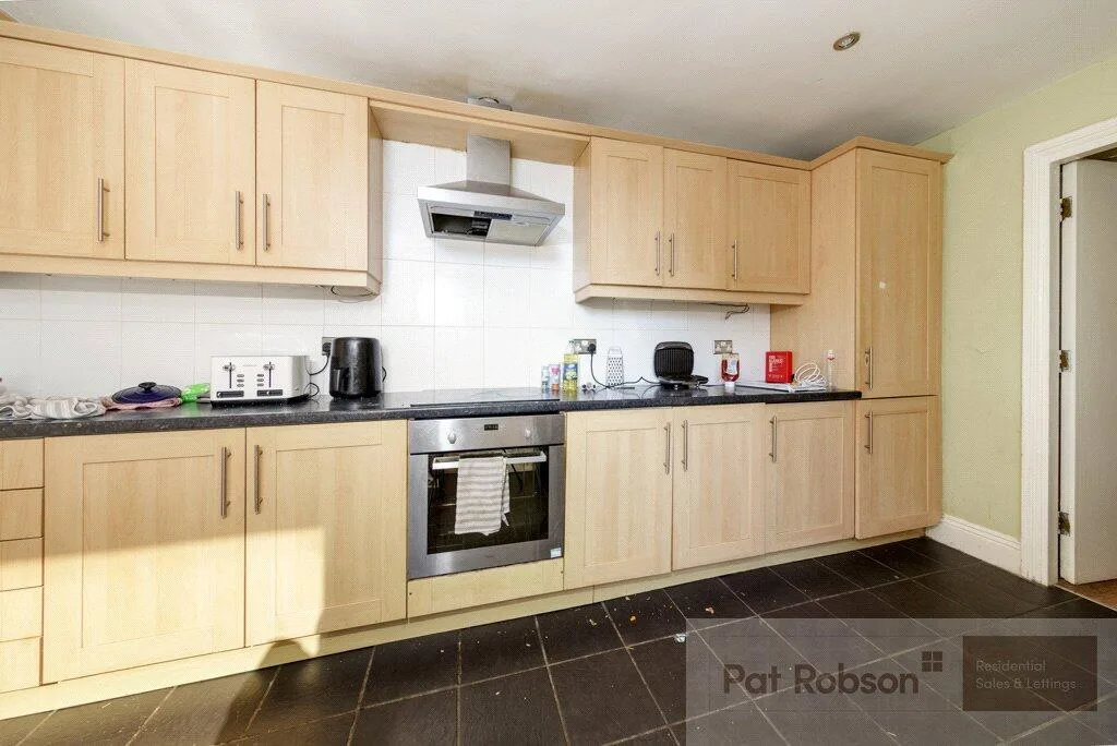 5 bedroom terraced house for rent