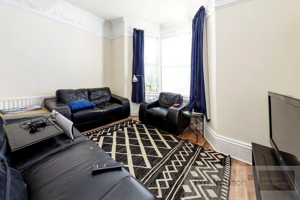 5 bedroom terraced house for rent