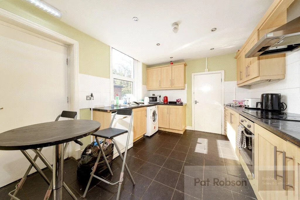 5 bedroom terraced house for rent