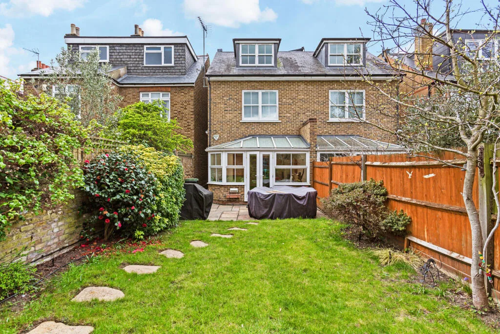 4 bedroom semi-detached house for rent