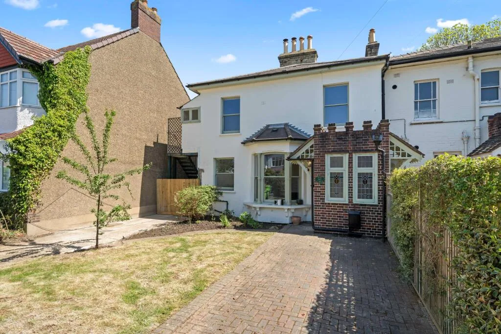 3 bedroom semi-detached house for rent