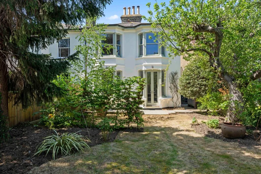 3 bedroom semi-detached house for rent