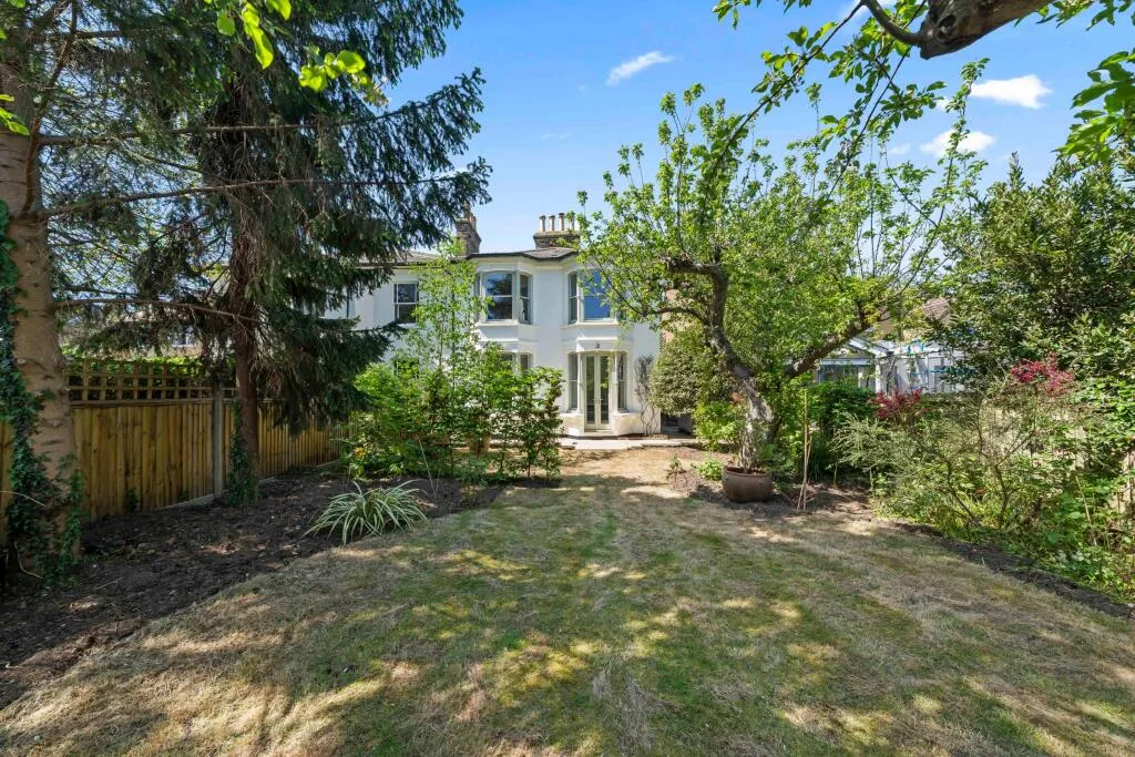 3 bedroom semi-detached house for rent