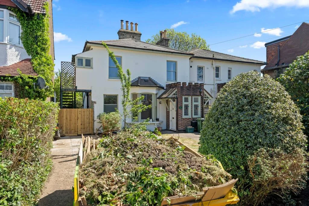 3 bedroom semi-detached house for rent