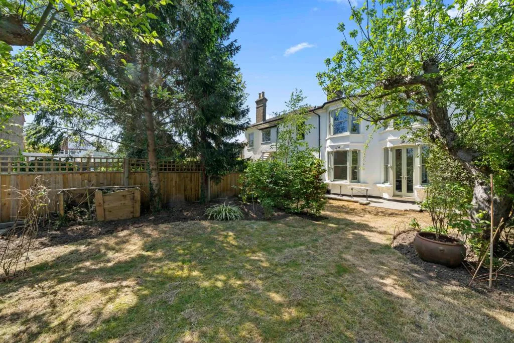 3 bedroom semi-detached house for rent