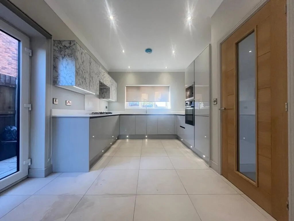 5 bedroom detached house for rent