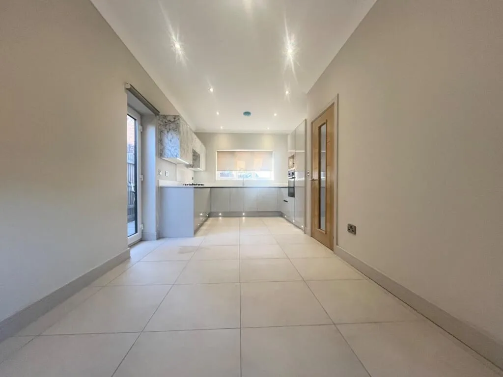 5 bedroom detached house for rent